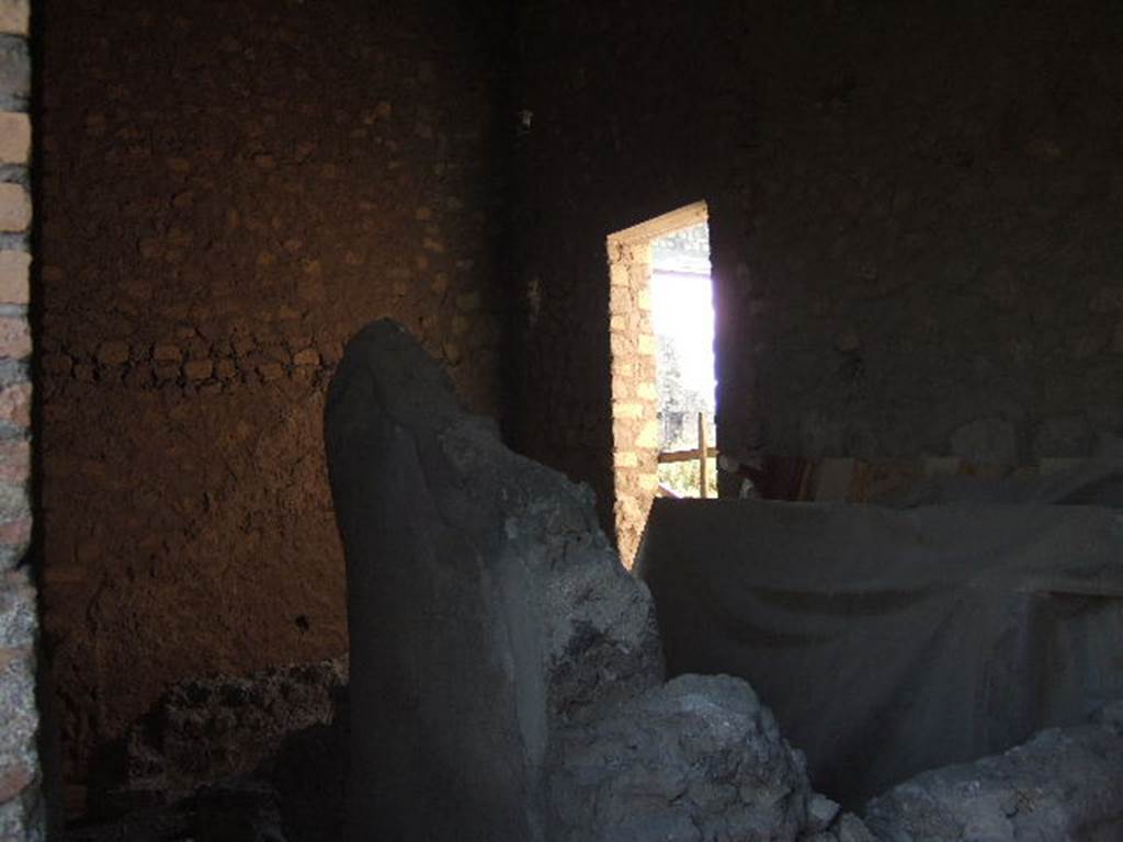 VII.16.21 Pompeii. September 2005. Looking south-west from entrance doorway towards doorway leading to courtyard.