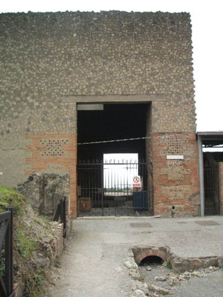 VII.16.17-22 Pompeii. December 2005. Entrance doorway. According to Garcia y Garcia, the entrance and a small part of the atrium were newly excavated in 1910. The walls of the atrium appeared very grand to the excavators being decorated in glittering IV stile. The external façade to the south of the entrance was covered with a frescoed decoration partly conserved. In the bombardment of 13th September 1943, a bomb fell on this entrance.
See Garcia y Garcia, L., 2006. Danni di guerra a Pompei. Rome: L’Erma di Bretschneider. (p.137)