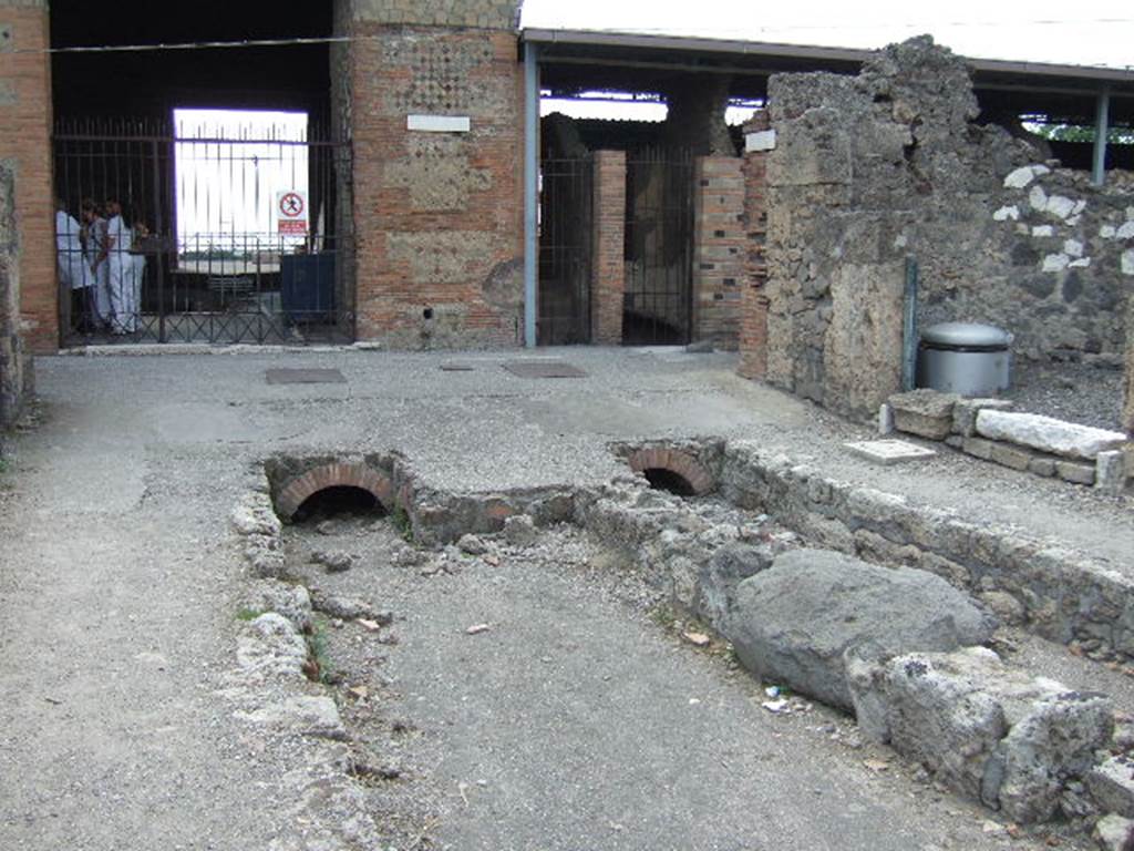 VII.16.22 Pompeii. December 2007. Entrance and drains at end of Via delle Terme.