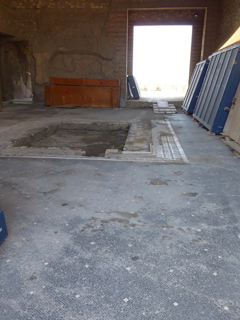 VII.16.22 Pompeii. September 2017.
Looking west across impluvium in atrium towards doorway to the upper terrace.
Foto Annette Haug, ERC Grant 681269 DÉCOR.