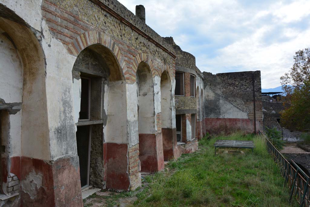 VII.16.22 Pompeii. October 2018. Oecus 48, looking south through window across hanging garden area, with small marble pool.
Foto Annette Haug, ERC Grant 681269 DCOR.

