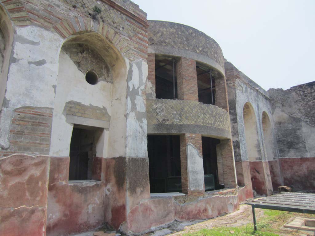 VII.16.17-22 Pompeii. May 2012. 
Exterior west wall from hanging garden area, with small marble pool. Photo courtesy of Marina Fuxa.
