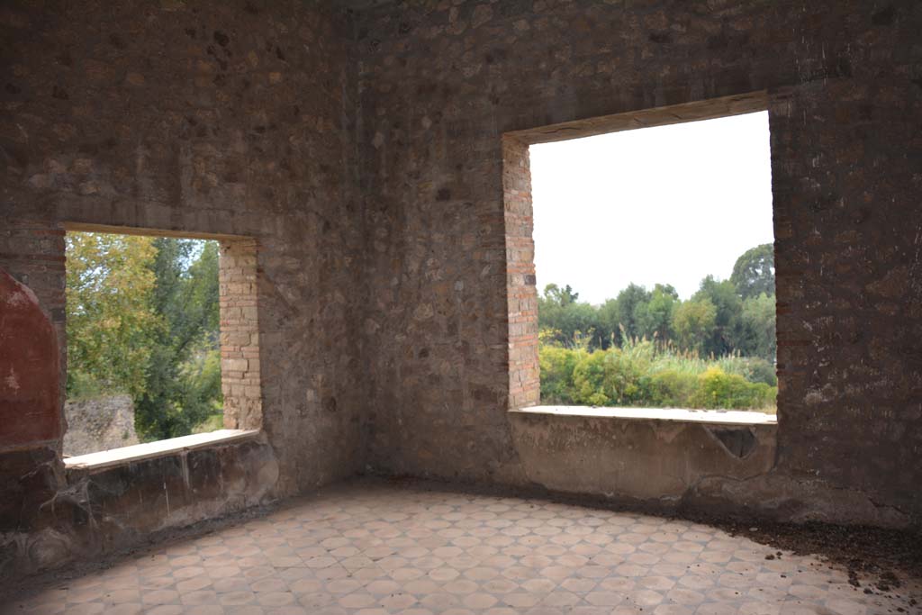 VII.16.22 Pompeii. October 2018. 
Oecus 48, looking towards window in south wall, south-west corner and window in west wall, on right.
Foto Annette Haug, ERC Grant 681269 DCOR.
