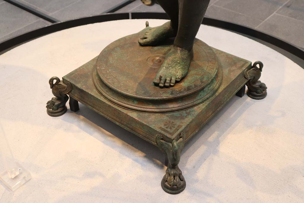 VII.16.17-22 Pompeii. February 2021.
Detail of feet and base of the bronze Ephebus, used as an oil lamp holder, found in dining room.
Photographed on display in Antiquarium. Photo courtesy of Fabien Bièvre-Perrin (CC BY-NC-SA).