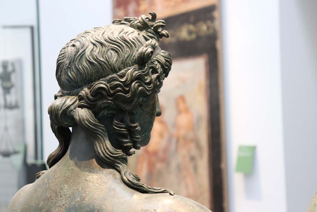 VII.16.17-22 Pompeii. February 2021.
Rear of head of statue of the bronze Ephebus, used as an oil lamp holder, found in dining room.
Photographed on display in Antiquarium. Photo courtesy of Fabien Bièvre-Perrin (CC BY-NC-SA).