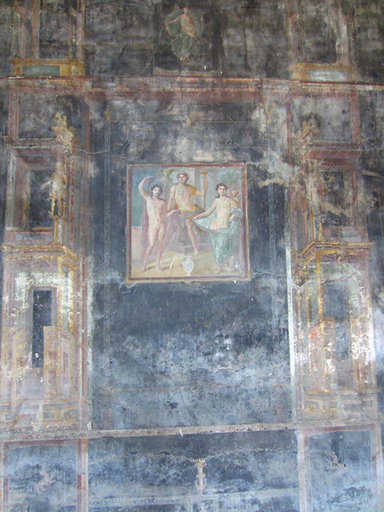 VII.16.17-22 Pompeii. May 2012.
Oecus 62, central area of east wall of oecus. Photo courtesy of Marina Fuxa.