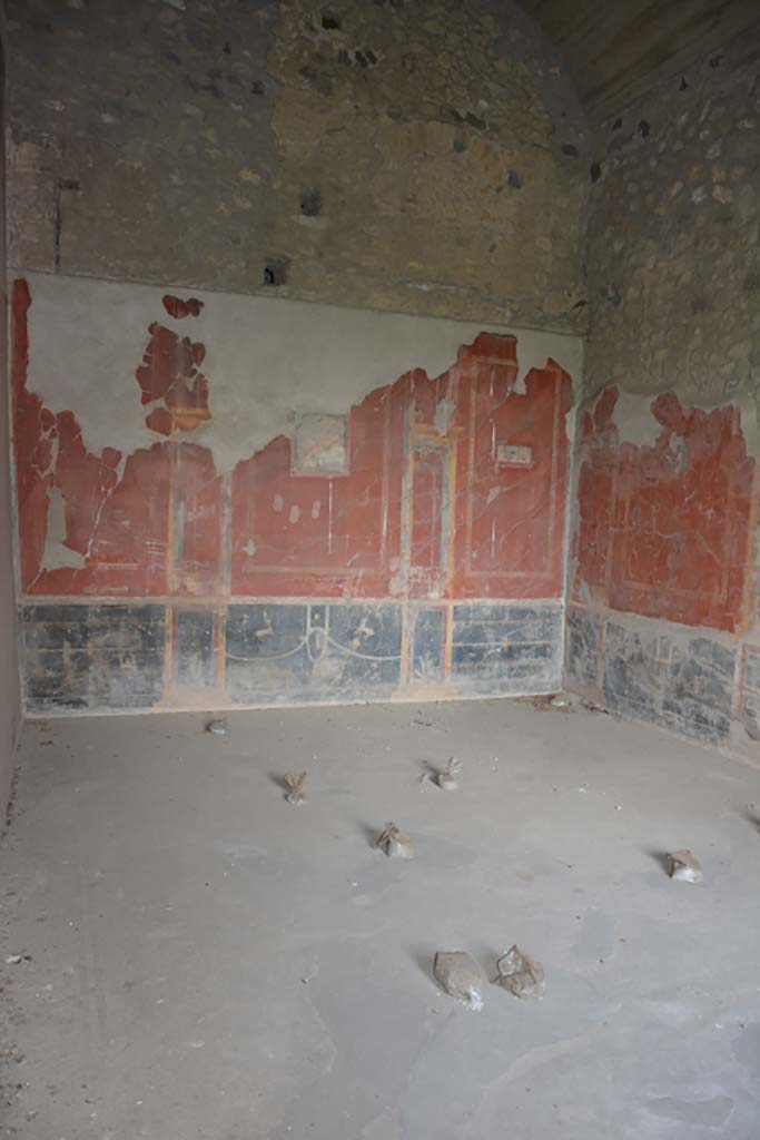 VII.16.22 Pompeii. October 2018.
Room 64, looking towards east wall, south-east corner and south wall.
Foto Annette Haug, ERC Grant 681269 DÉCOR.