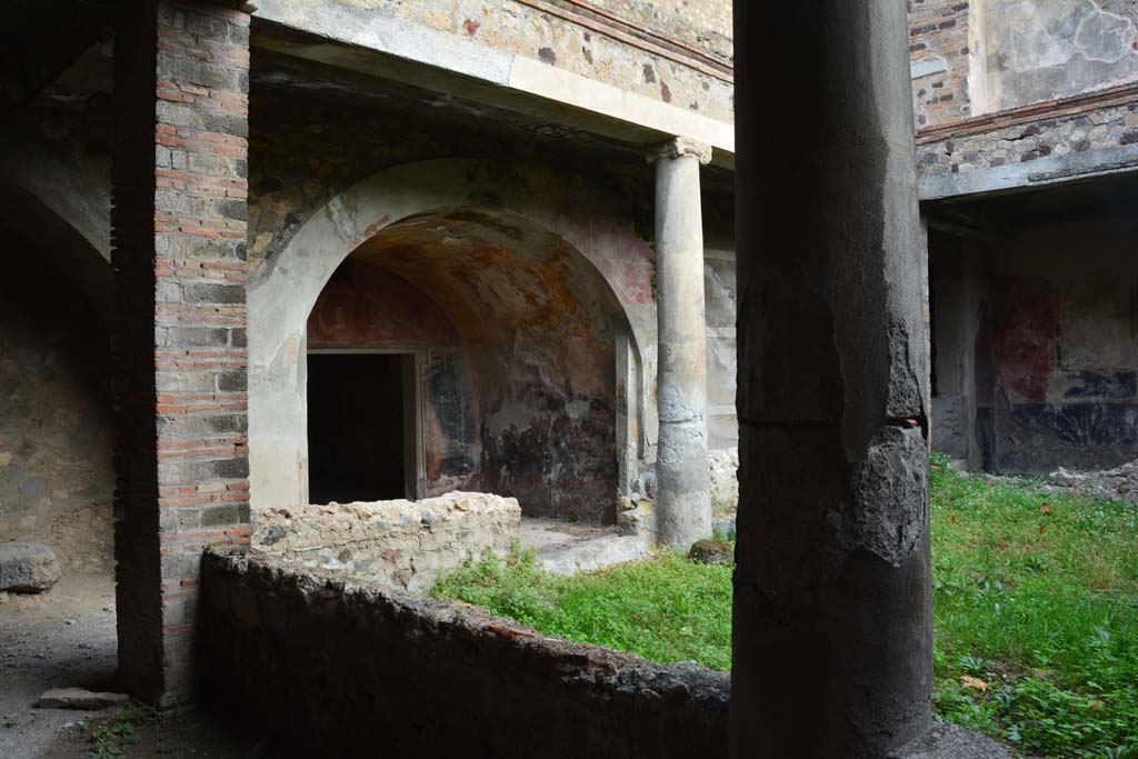 VII.16.17-22 Pompeii. October 2018. Portico (2), looking north-east towards room 7.
Foto Annette Haug, ERC Grant 681269 DCOR.
