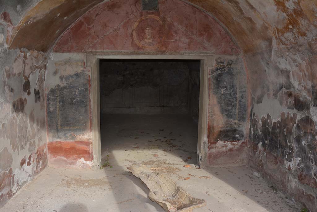VII.16.17-22 Pompeii. October 2018. Room 7, north wall, with doorway into room 8.
Foto Annette Haug, ERC Grant 681269 DCOR.
