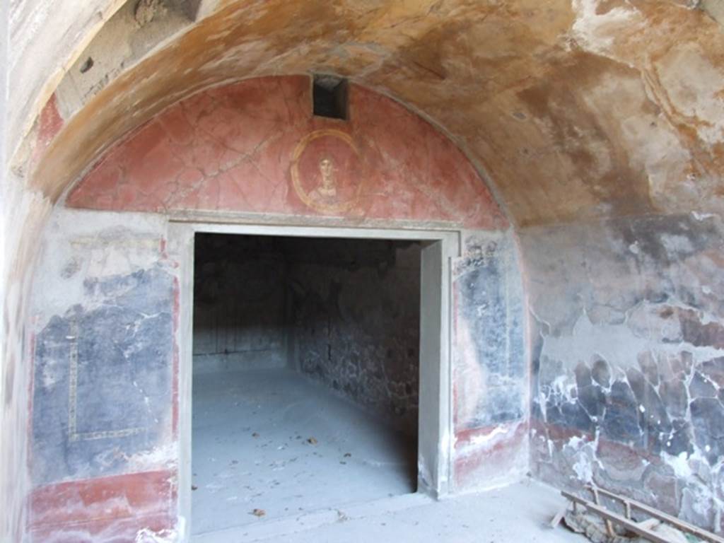 VII.16.17-22 Pompeii. December 2007. Looking north across room with vaulted ceiling, from peristyle. The north wall has a doorway into rear room.
