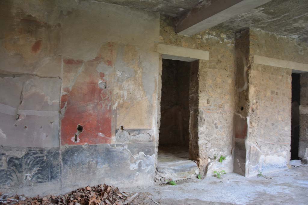 VII.16.17-22 Pompeii. October 2018. 
Portico (2), south portico at east end, with doorway into room 4, in centre, and room 3, on right.
Foto Annette Haug, ERC Grant 681269 DCOR.
