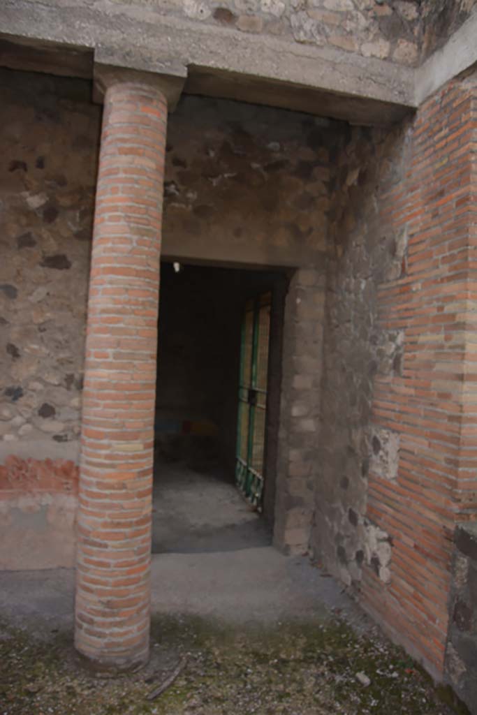 VII.16.17-22 Pompeii. October 2018. 
Peristyle 14, doorway into triclinium 16 in south-west corner.
Foto Annette Haug, ERC Grant 681269 DCOR.
