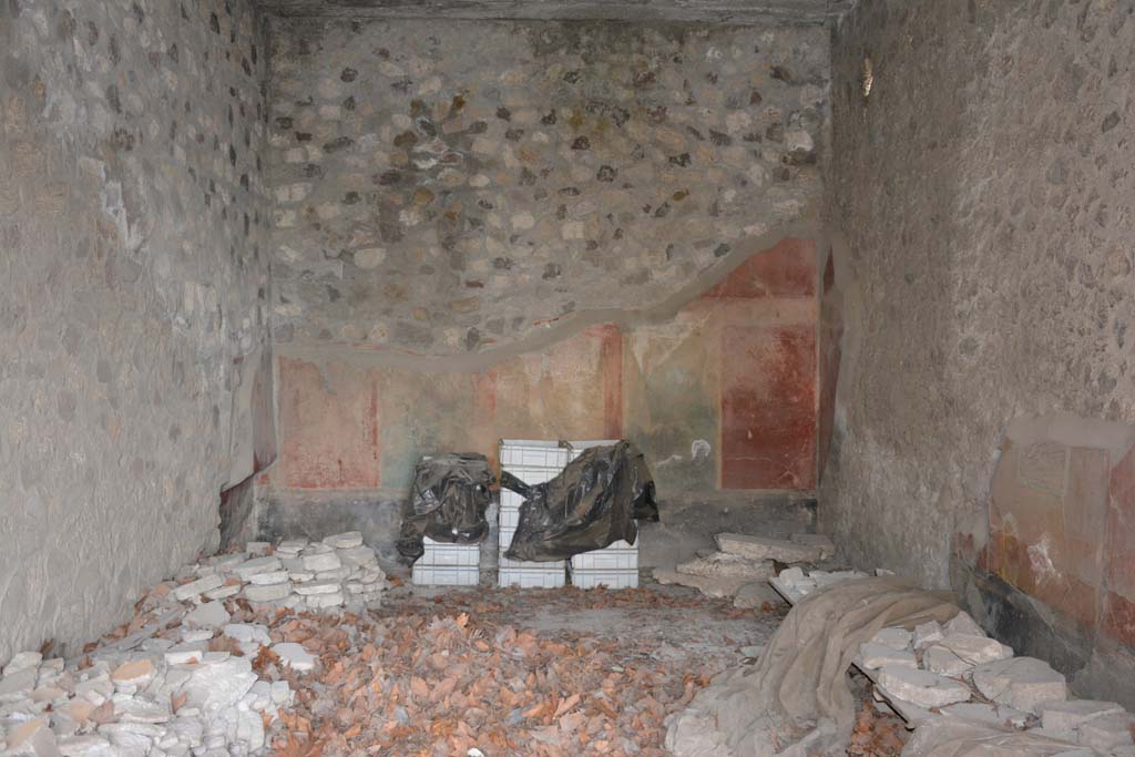 VII.16.17-22 Pompeii. October 2018. Triclinium 16, looking towards east wall.
Foto Annette Haug, ERC Grant 681269 DCOR.
