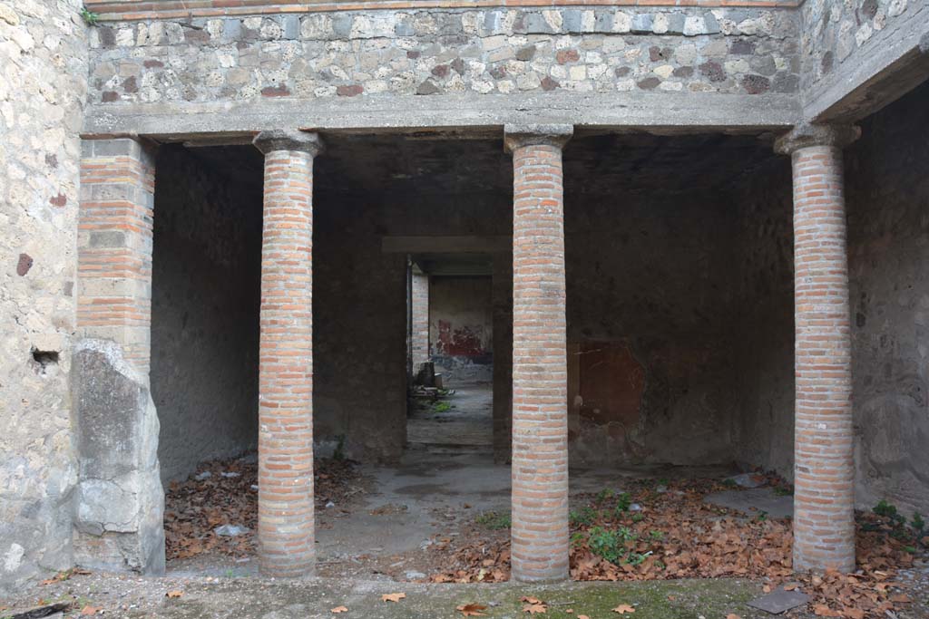 VII.16.17-22 Pompeii. October 2018. Peristyle 14, looking east towards doorway to portico (2).
Foto Annette Haug, ERC Grant 681269 DCOR.
