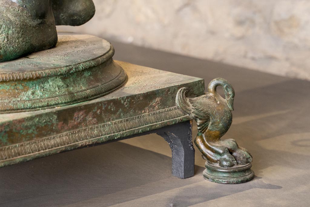 VII.16.17-22 Pompeii. January 2023.
Oecus 62, detail of base of the bronze Ephebus from oecus 62. On display in exhibition in the Palaestra. Photo courtesy of Johannes Eber.