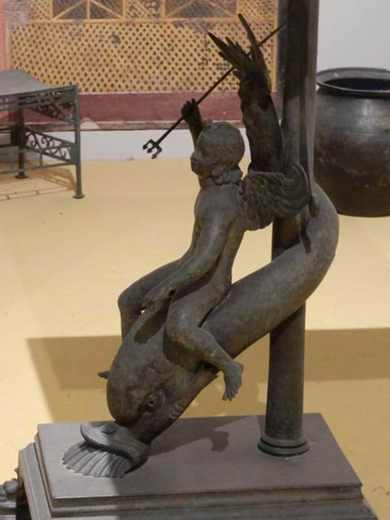 VII.16.17-22, Pompeii. May 2018. Detail of bronze cupid riding a dolphin, Archaeological Park of Pompeii, inv. 13371.
Photo courtesy of Buzz Ferebee.