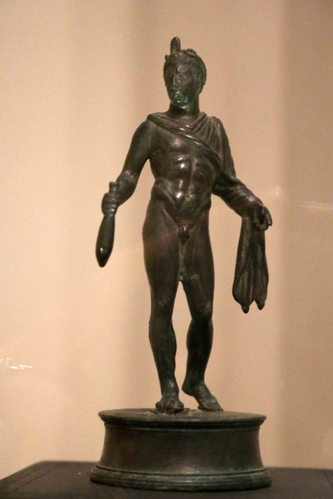VII.16.17-22, Pompeii. December 2018. Bronze statuette of Mercury holding a sack of coins.
Parco Archeologico di Pompei, inventory number 13987. Photo courtesy of Aude Durand.