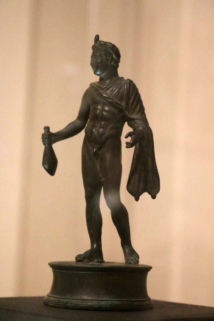 VII.16.17-22, Pompeii. December 2018. Bronze statuette of Mercury holding a sack of coins.
Parco Archeologico di Pompei, inventory number 13987. Photo courtesy of Aude Durand.
