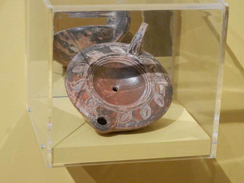 VII.16.17-22, Pompeii. May 2018. Oil lamp decorated with leaf motifs, Archaeological Park of Pompeii, inv.14117.
Photo courtesy of Buzz Ferebee.