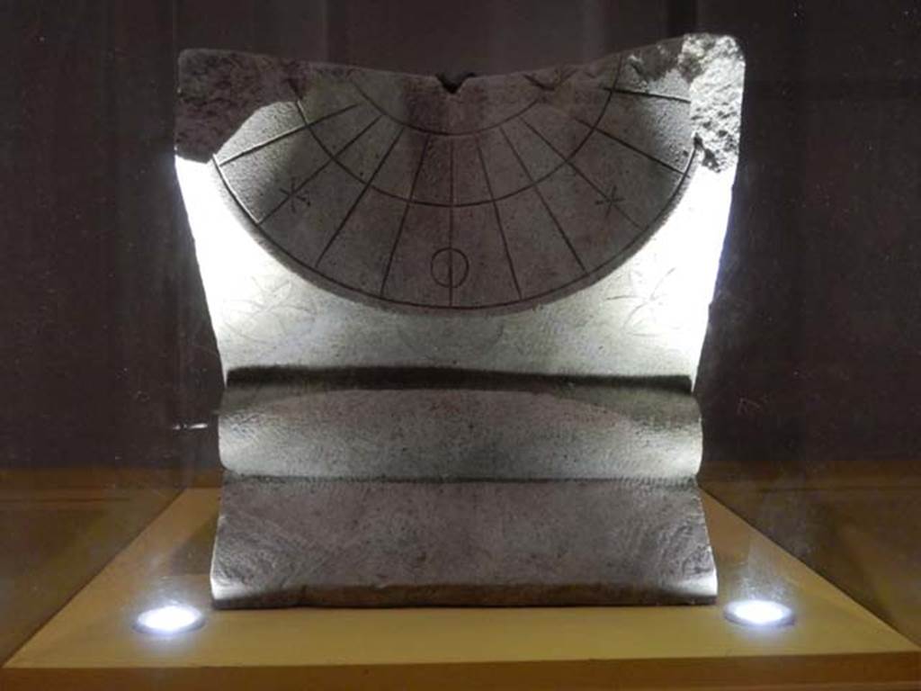 VII.16.17-22, Pompeii. May 2018. Marble sundial, Archaeological Park of Pompeii, inv.14330.
Photo courtesy of Buzz Ferebee.
