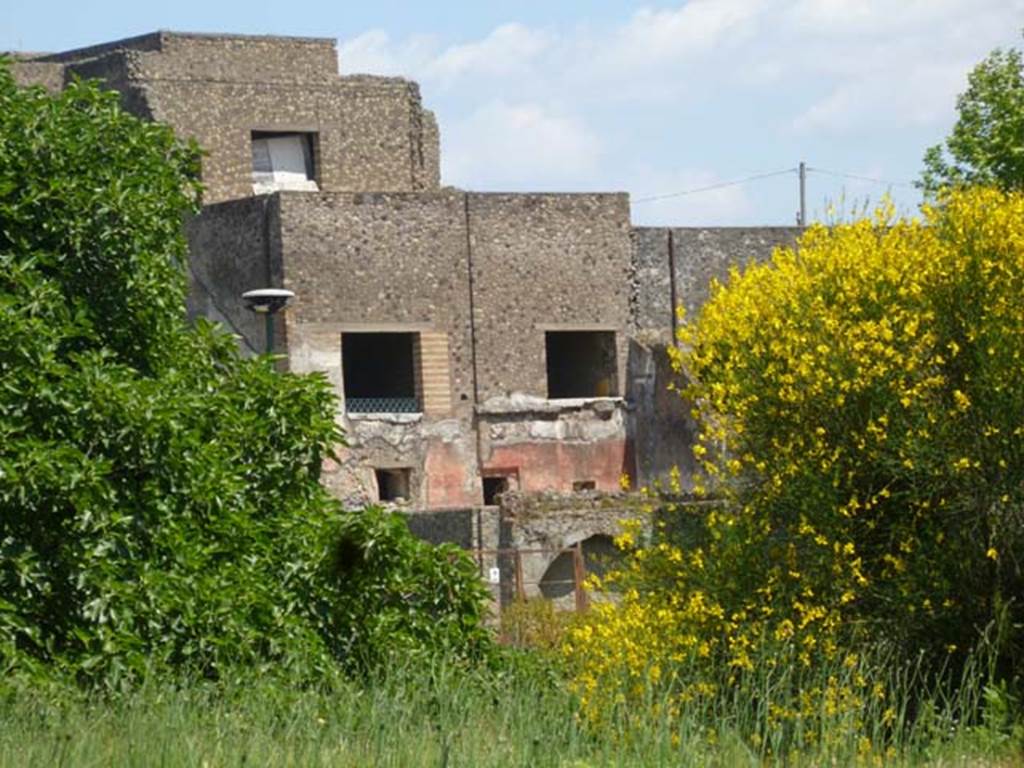 VII.16.17-22 Pompeii. May 2011. Looking east at windows in south end at rear. Photo courtesy of Michael Binns.
