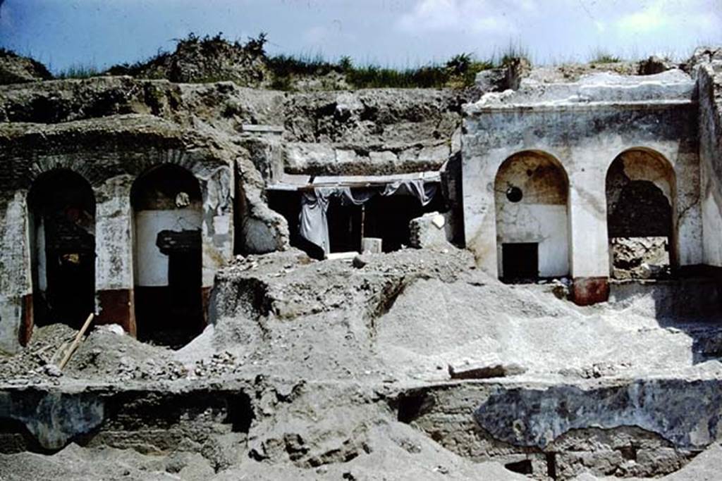 VII.16.17-22 Pompeii. 1961. Excavating the exterior west wall of the hanging garden area. Photo by Stanley A. Jashemski.
Source: The Wilhelmina and Stanley A. Jashemski archive in the University of Maryland Library, Special Collections (See collection page) and made available under the Creative Commons Attribution-Non Commercial License v.4. See Licence and use details.
J61f0848