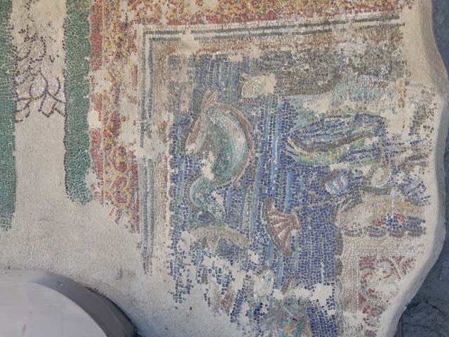 VII.16.a Pompeii. October 2020. Room 9, detail of mosaic at side of column on south side. 
Photo courtesy of Klaus Heese.
