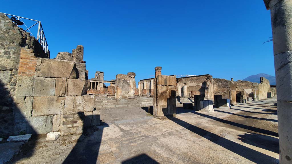 VIII.1.1 Pompeii. July 2021. Looking north-west towards west side of Forum with entrance steps to Basilica, in centre.
Foto Annette Haug, ERC Grant 681269 DÉCOR.
