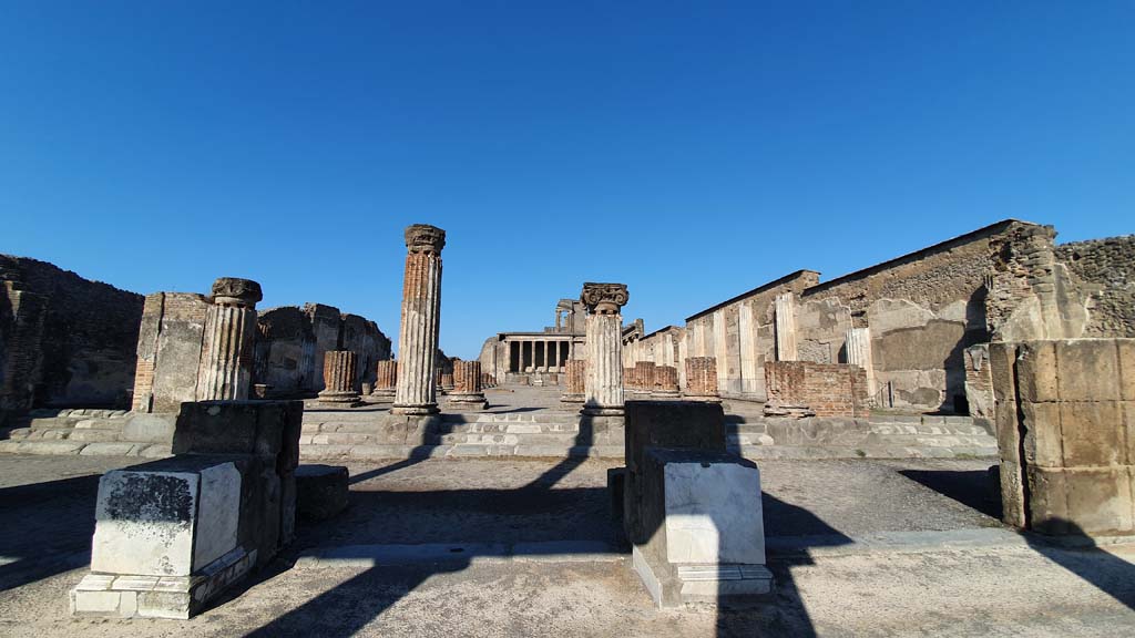 VIII.1.1 Pompeii. July 2021. Looking west to Basilica from statue bases in south-west corner of Forum.
Foto Annette Haug, ERC Grant 681269 DÉCOR
