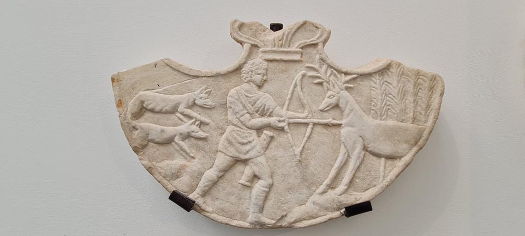 VIII.1.4 Pompeii. April 2022. 
Oscilla showing a scene from Hercules’ life, from portico of I.4.25. Photo courtesy of Giuseppe Ciaramella.
