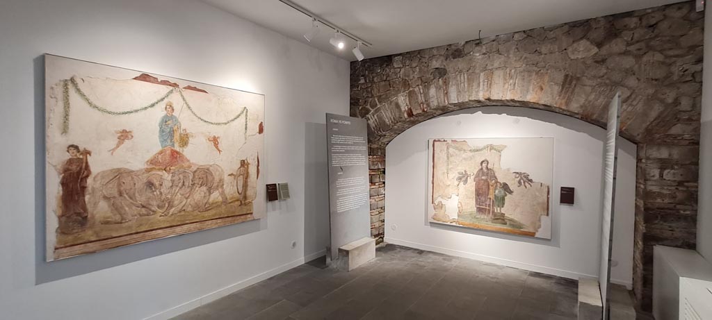 VIII.1.4 Pompeii. April 2022. 
Looking towards two frescoes from Reg. IX, insula VII, on Via dell’Abbondanza. Photo courtesy of Giuseppe Ciaramella.
