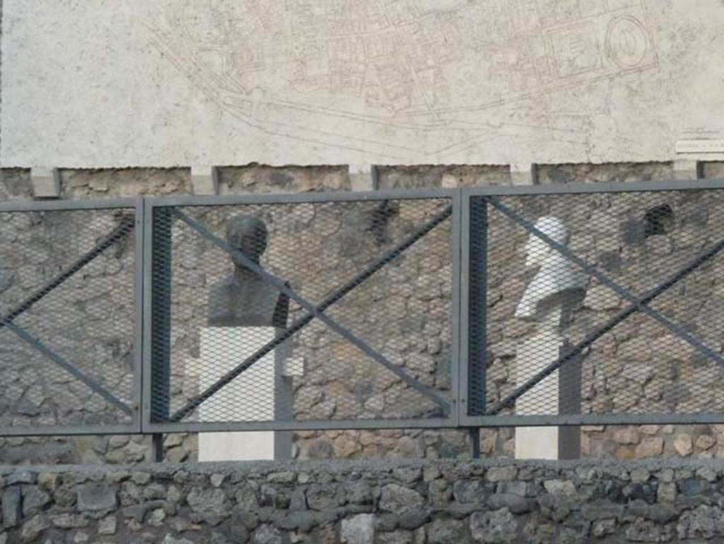 Larario dei Pompeianisti. September 2015. Busts of Fiorelli and Ruggiero.