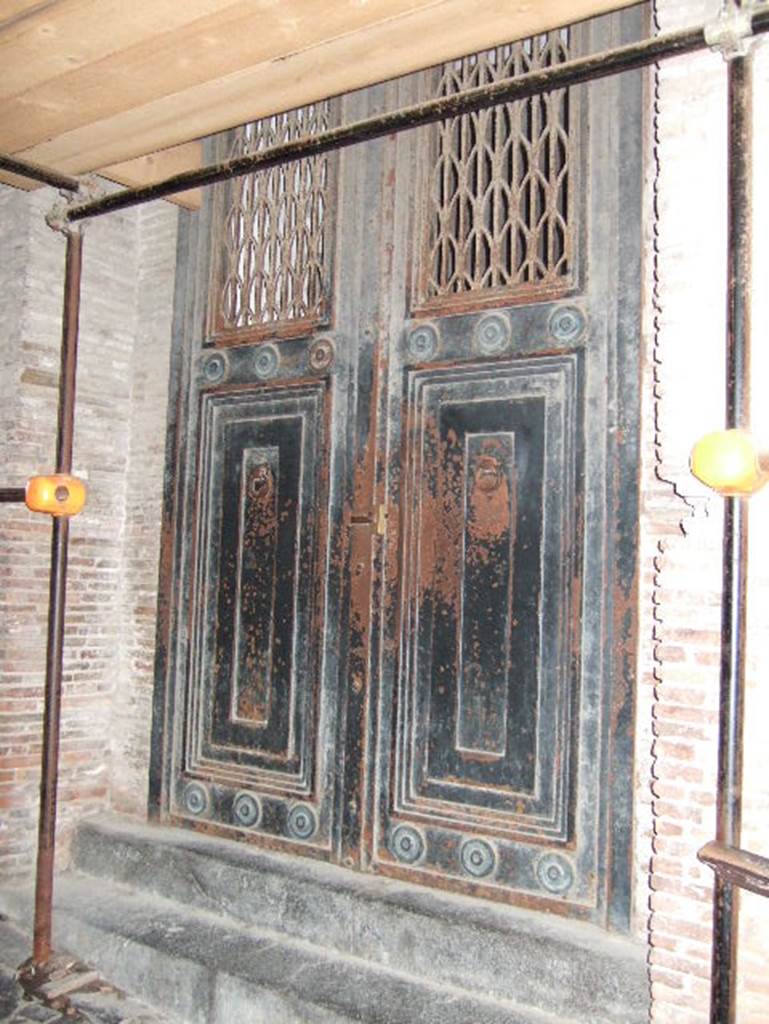 VIII.1.4 Pompeii Antiquarium. Entrance. December 2005.