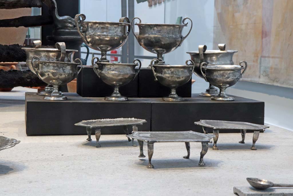 VIII.1.4 Pompeii. February 2021. Detail of the eight silver cups, not embossed, three stands, and teaspoon found in Moregine.
Photo courtesy of Fabien Bièvre-Perrin (CC BY-NC-SA).