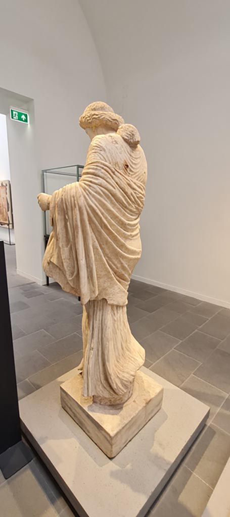 VIII.1.4 Pompeii. April 2022.
Detail of rear of marble statue of Nike, found on eastern side of pool in Villa A, at Oplontis.
Photo courtesy of Giuseppe Ciaramella.