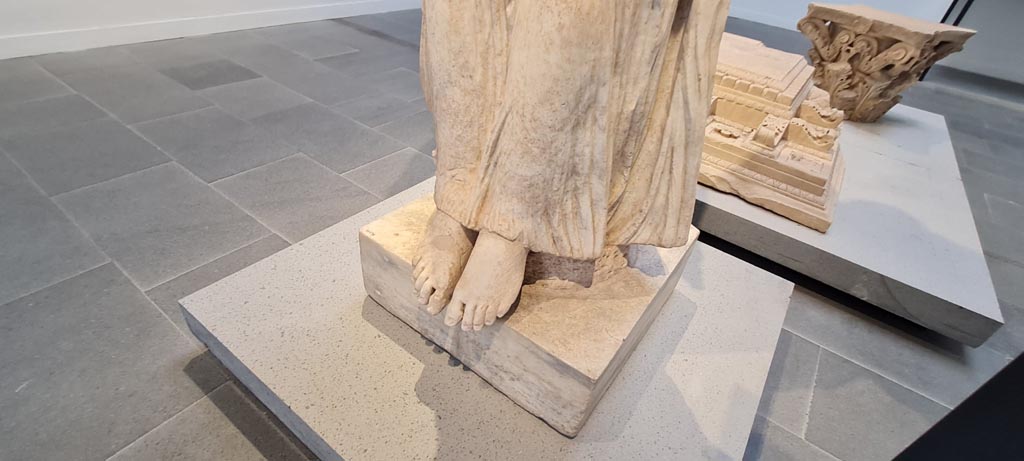 VIII.1.4 Pompeii. April 2022.
Detail of lower part of marble statue of Nike, found on eastern side of pool in Villa A, at Oplontis.
Photo courtesy of Giuseppe Ciaramella.