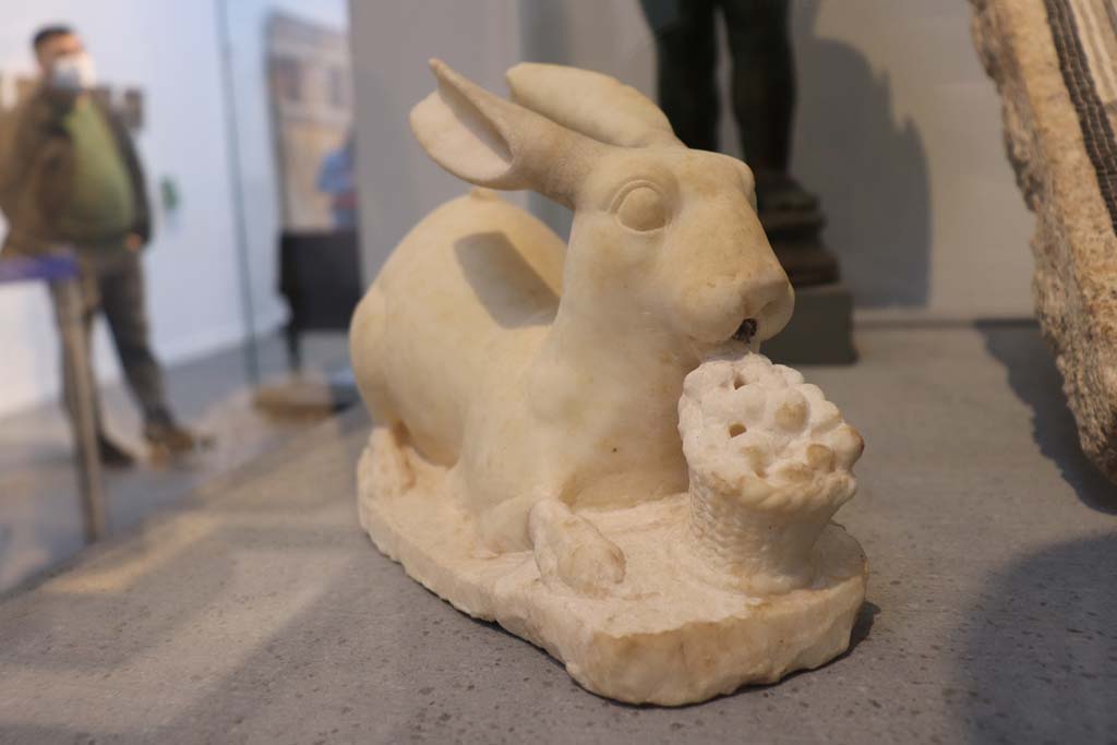 VIII.1.4 Pompeii. February 2021. Found in area of Via del Vesuvio, Pompeii.
Marble rabbit, found in front of a fountain. Photo courtesy of Fabien Bièvre-Perrin (CC BY-NC-SA).