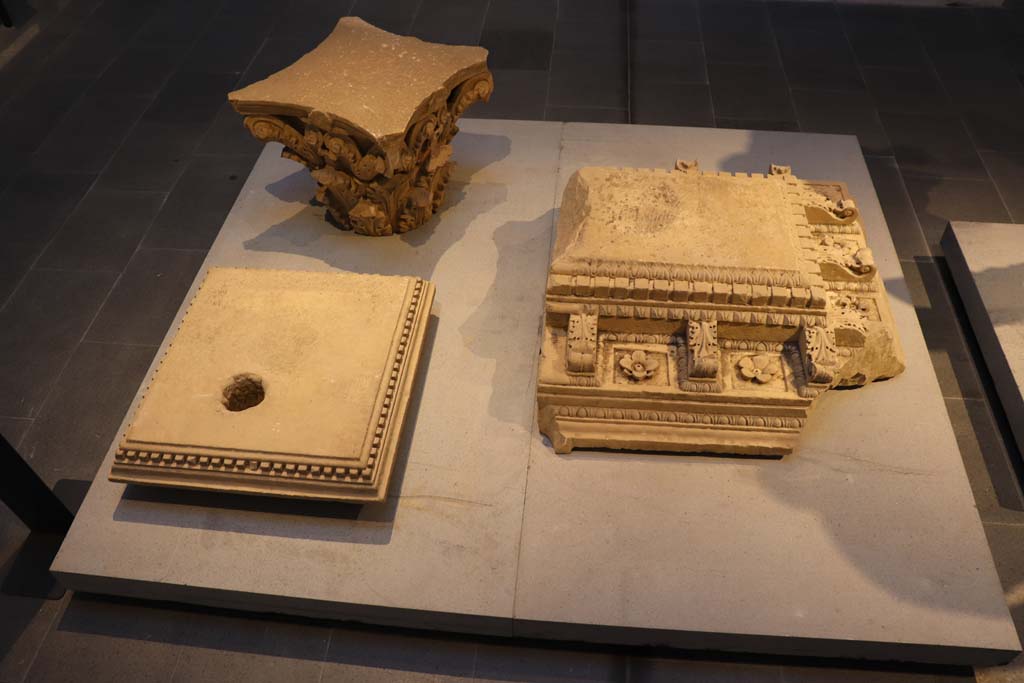 VIII.1.4 Pompeii. February 2021. Elements of marble architectural decoration from the Forum, VII.8.
Photo courtesy of Fabien Bièvre-Perrin (CC BY-NC-SA).