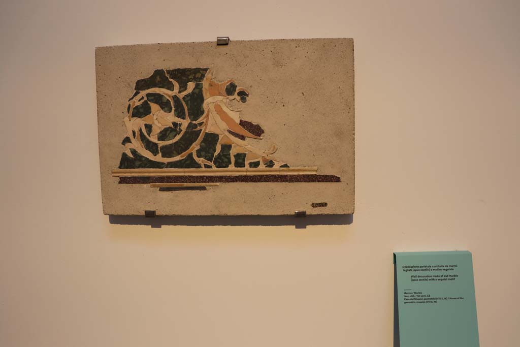 VIII.1.4 Pompeii. February 2021. Marble wall decoration made of cut marble (opus sectile) with a vegetal motif, from VIII.2.16.
Photo courtesy of Fabien Bièvre-Perrin (CC BY-NC-SA).