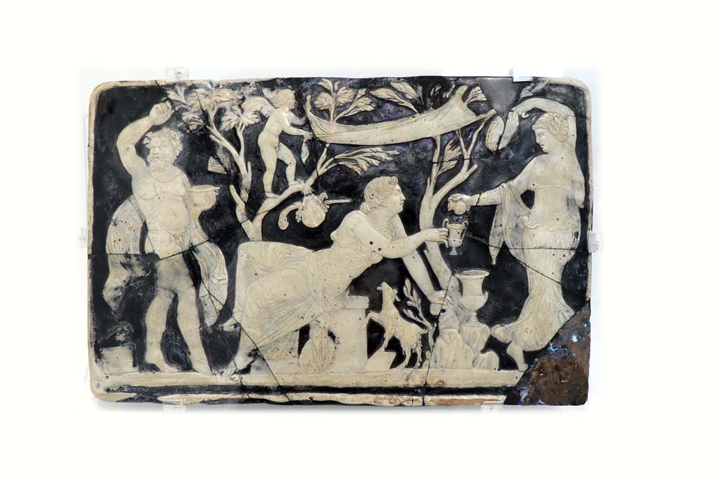 VIII.1.4 Pompeii. February 2021.
Glass cameo panel decorating furniture and depicting Bacchus and Ariadne, found in the House of Fabius Rufus, VII.16.17-22, room 62.
Photo courtesy of Fabien Bièvre-Perrin (CC BY-NC-SA).