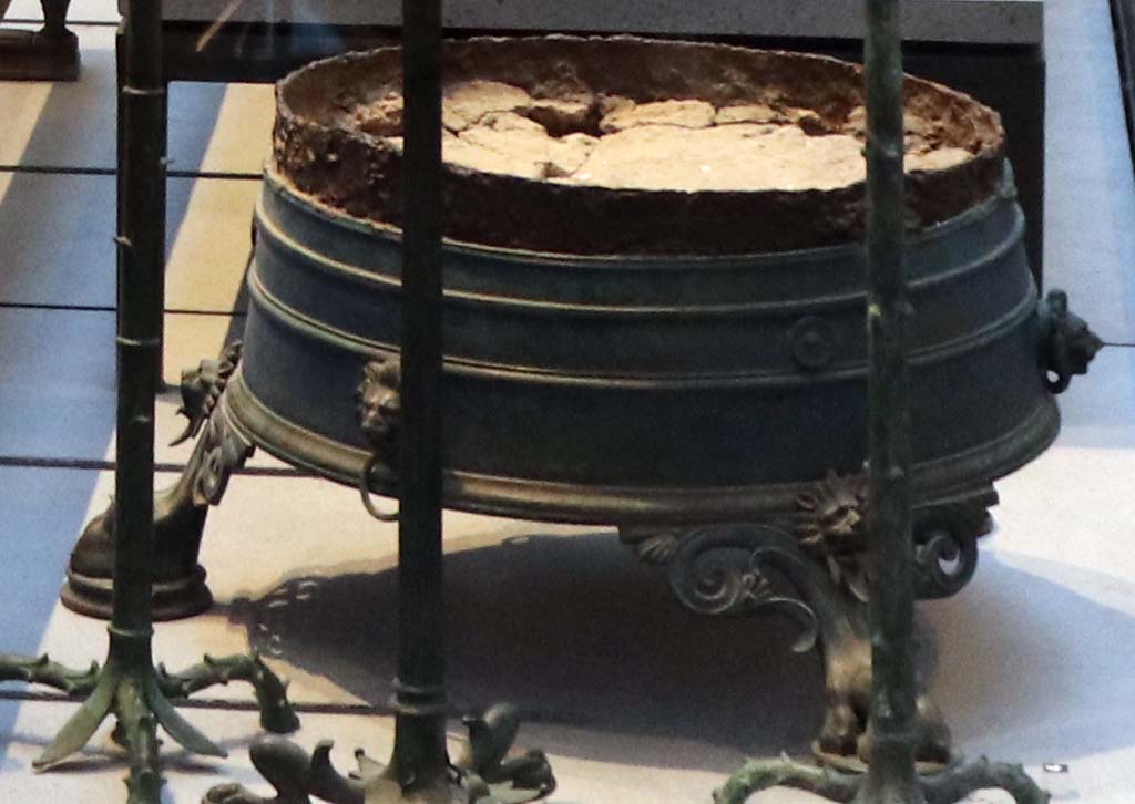 VIII.1.4 Pompeii. February 2021. From central display case. Bronze brazier found in the peristyle garden in I.10.4.
Photo courtesy of Fabien Bièvre-Perrin (CC BY-NC-SA).