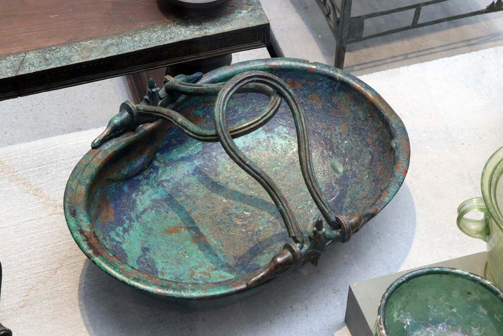 VIII.1.4 Pompeii. February 2021. Bronze breadbasket from House of Menander at I.10.4.
Photo courtesy of Fabien Bièvre-Perrin (CC BY-NC-SA).