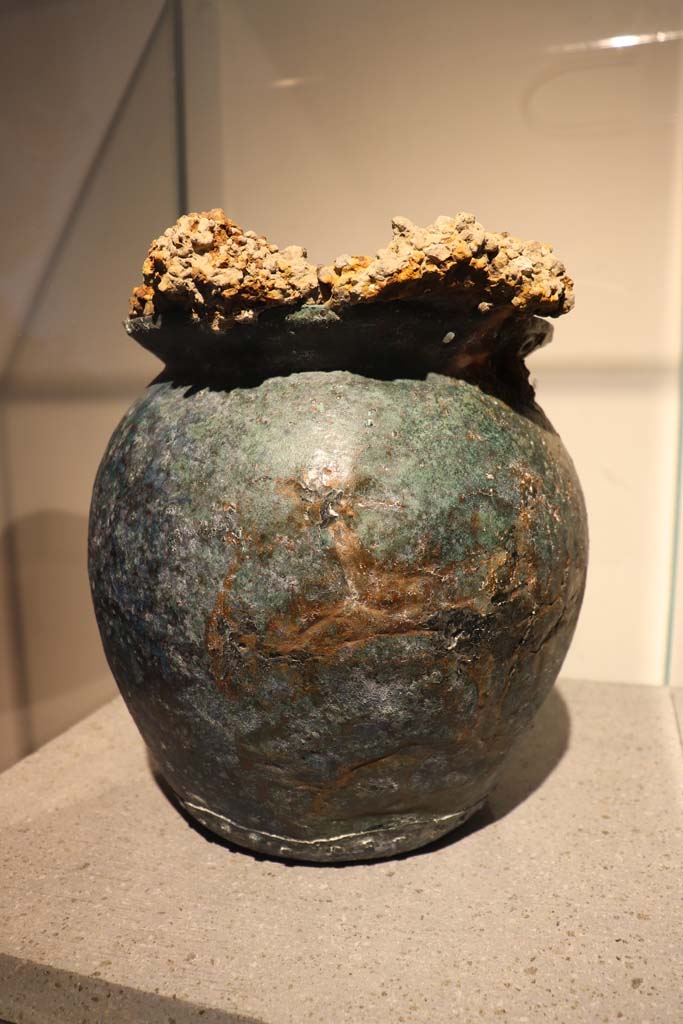 VIII.1.4 Pompeii. February 2021. Bronze dish, from House of Menander at I.10.4.
Photo courtesy of Fabien Bièvre-Perrin (CC BY-NC-SA).