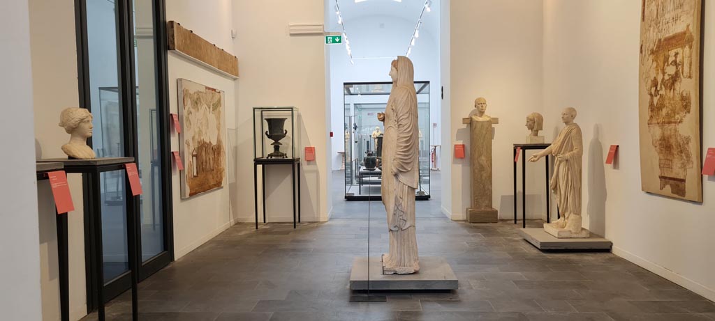 VIII.1.4 Pompeii. April 2022. Looking towards statue of Livia in centre of room. Photo courtesy of Giuseppe Ciaramella.