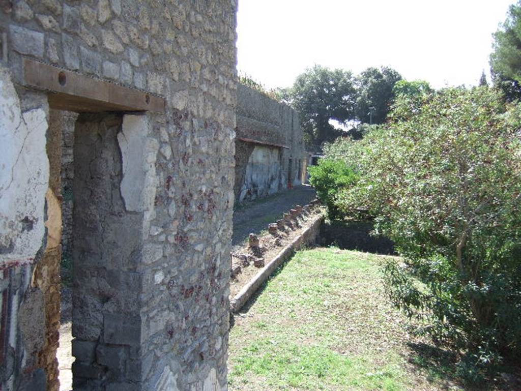 VIII.1.a Pompeii. Villa Imperiale. September 2005. Looking east along the garden and portico.