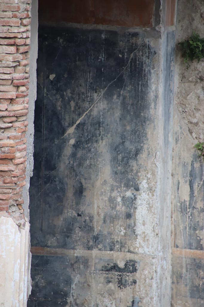 VIII.1.a, Pompeii. October 2023.
Detail of painted decoration on east wall at end of portico. Photo courtesy of Klaus Heese.