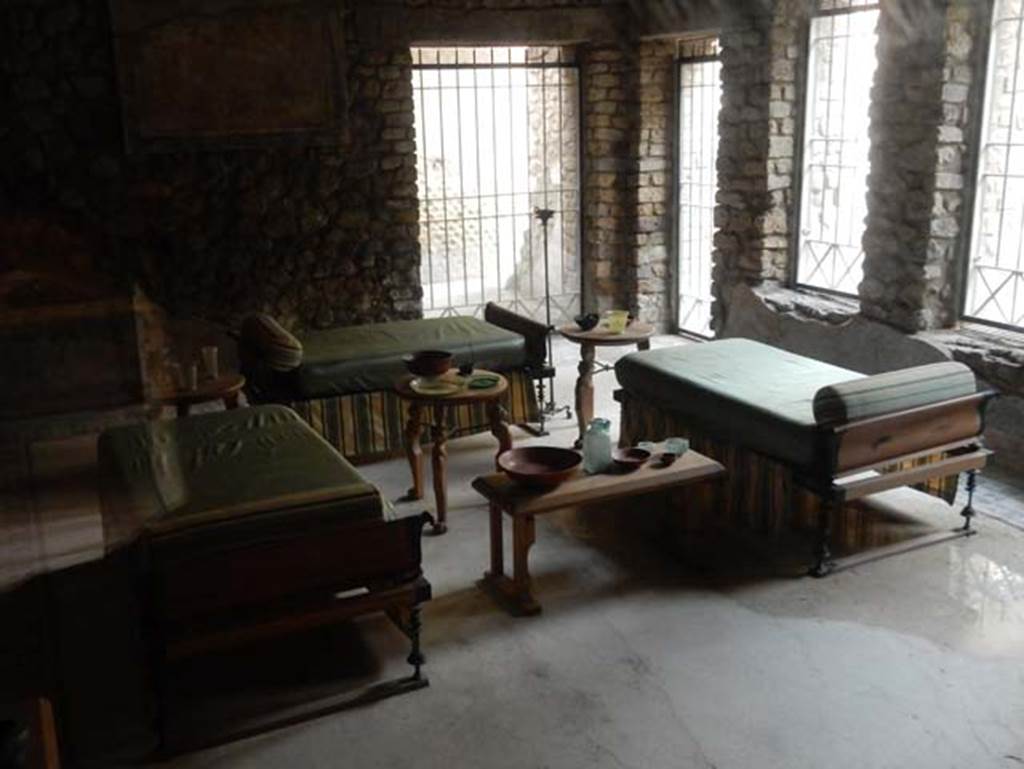 VIII.1.a, Pompeii. May 2018. Triclinium C, detail of dining room with reproduction furniture and objects. Photo courtesy of Buzz Ferebee.


