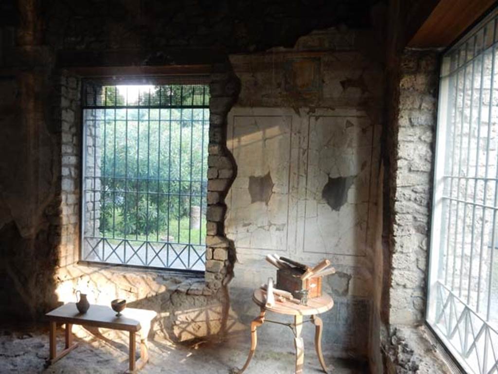 VIII.1.a, Pompeii. May 2018. Cubiculum B, south-west corner and reproduction furniture. Photo courtesy of Buzz Ferebee.
