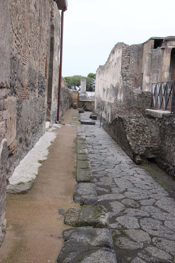 Vicolo di Championnet between VIII.2 and VIII.1. October 2020. Looking west towards VIII.2.1, on left.
Photo courtesy of Klaus Heese.
