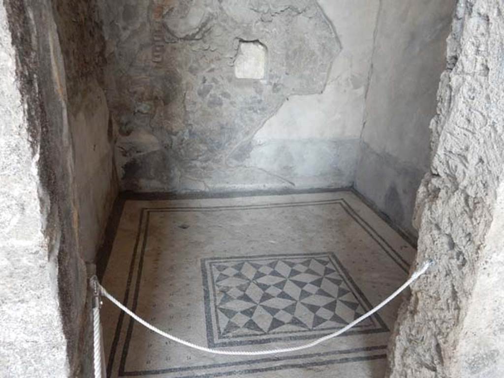 VIII.2.1 Pompeii. May 2018. Cubiculum on east side of entrance corridor, looking north through doorway from atrium. Photo courtesy of Buzz Ferebee.
